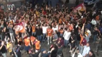 Galatasaraylı taraftarlar, şampiyonluğun ardından Taksim’e akın etti