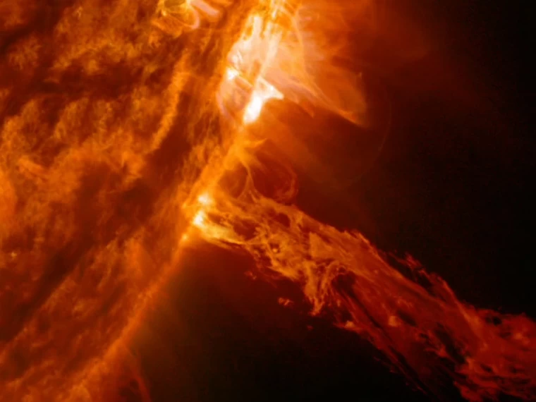 Güneş'te şiddetli patlama: Dünya'yı fena etkileyecek