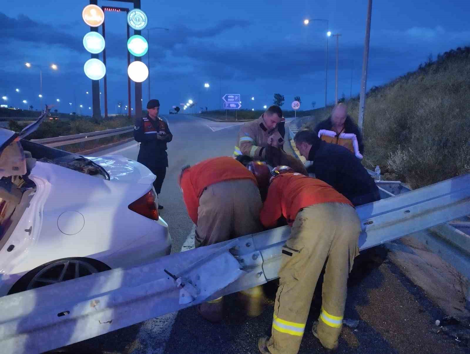 Refüje çarpan araç perte çıktı: Aynı aileden 1 kişi öldü, 3 kişi yaralandı