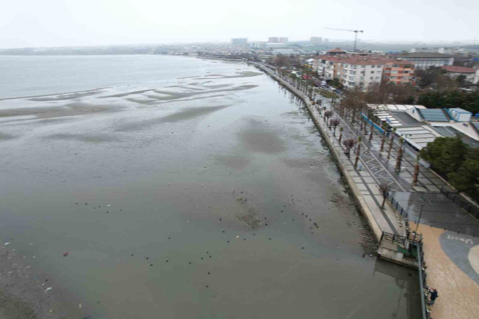 Silivri’de ürküten görüntü: Deniz 150 metre çekildi